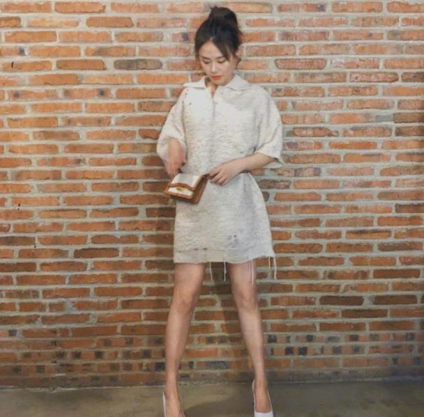 马思纯毛衣裙搭配_毛衣款式争议_女明星着装拼了