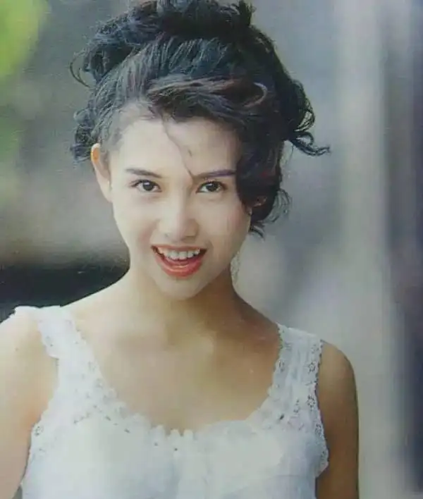 邱淑贞 香港金像奖 最佳女主角 演员生涯 退出娱乐圈 邱淑贞 退隐 事业感情 双丰收 邱淑贞 三个女儿 沈嘉伟 宠妻_中国女明星邱淑贞