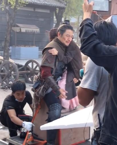 明星工资再次成为热点,_影视寒冬 明星收入暴跌 十八线演员困境